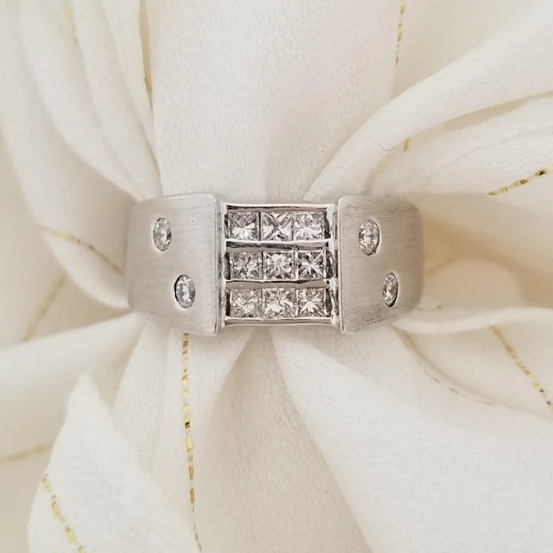Floral - Patterned Women's Rings in 18K Yellow Gold for a Feminine LookWhite Gold and Diamond Unisex Ring Floral - Patterned Women's Rings in 18K Yellow Gold for a Feminine LookWhite Gold and Diamond Unisex Ring