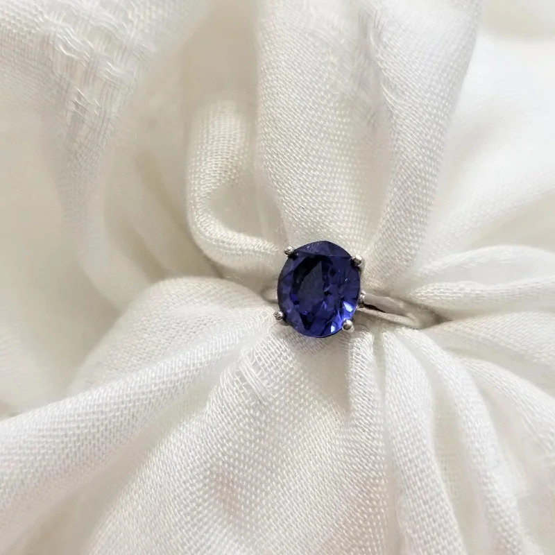 Floral - Patterned Women's Rings in 18K Yellow Gold for a Feminine LookWhite Gold Oval Tanzanite Ring Floral - Patterned Women's Rings in 18K Yellow Gold for a Feminine LookWhite Gold Oval Tanzanite Ring