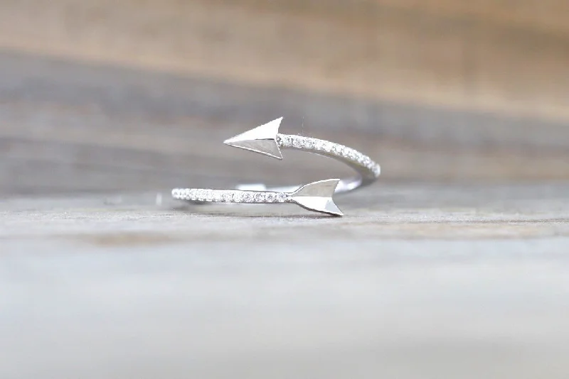 Men's leather - wrapped rings for a rustic charm18k Solid White Gold Diamond Arrow Open Fashion Ring Band Love Men's leather - wrapped rings for a rustic charm18k Solid White Gold Diamond Arrow Open Fashion Ring Band Love