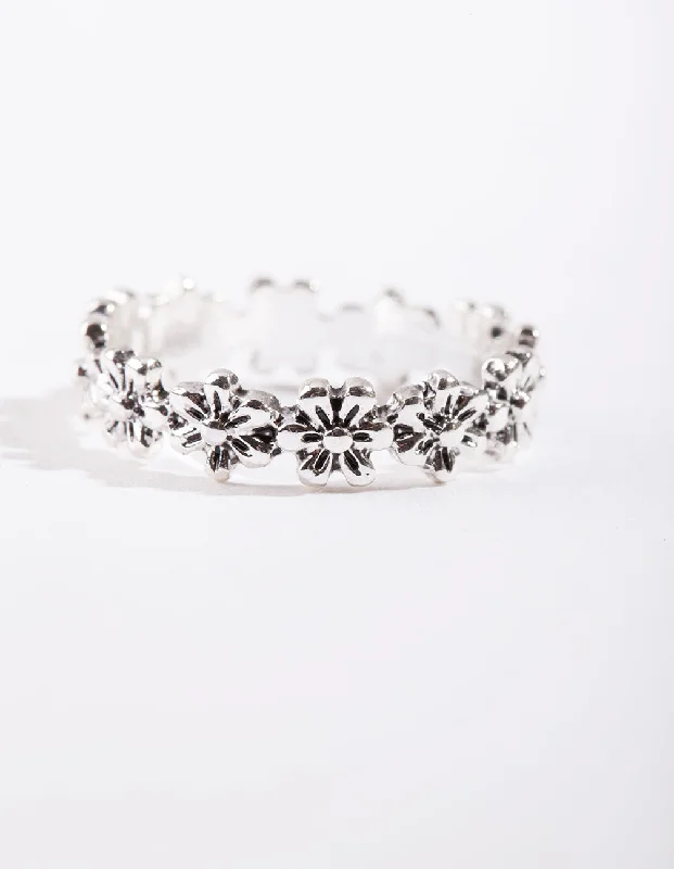 Minimalist Fashion Rings in Stainless Steel with a Single Solitaire CrystalSilver Continuous Flower Ring Minimalist Fashion Rings in Stainless Steel with a Single Solitaire CrystalSilver Continuous Flower Ring