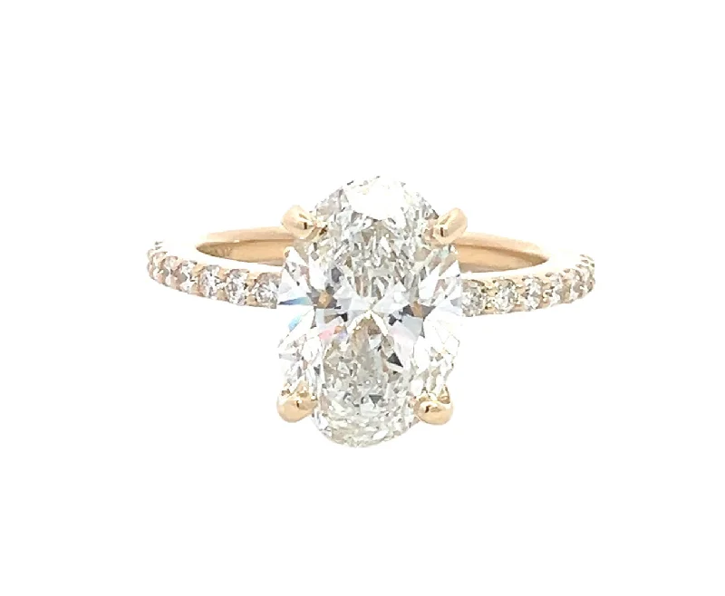 Aquamarine and diamond engagement ring in a 18K white - gold setting with a scalloped edgeLAB GROWN OVAL & ROUND DIAMONDS 3.52ctwPRONG SET RING Aquamarine and diamond engagement ring in a 18K white - gold setting with a scalloped edgeLAB GROWN OVAL & ROUND DIAMONDS 3.52ctwPRONG SET RING