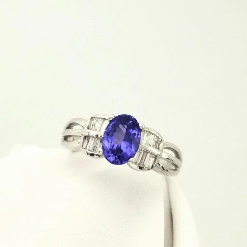 Art Deco - Inspired Women's Rings with Geometric Shapes in 14K GoldOval Tanzanite Gold Ring decorated with Baguettes Art Deco - Inspired Women's Rings with Geometric Shapes in 14K GoldOval Tanzanite Gold Ring decorated with Baguettes