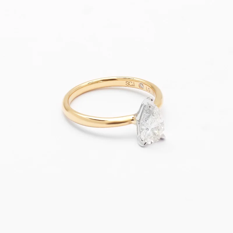 Halo diamond engagement ring in 18K white gold with a center oval - cut stone18K Yellow And White Gold Pear Lab Diamond Solitaire Engagement Ring 1.0ct Halo diamond engagement ring in 18K white gold with a center oval - cut stone18K Yellow And White Gold Pear Lab Diamond Solitaire Engagement Ring 1.0ct