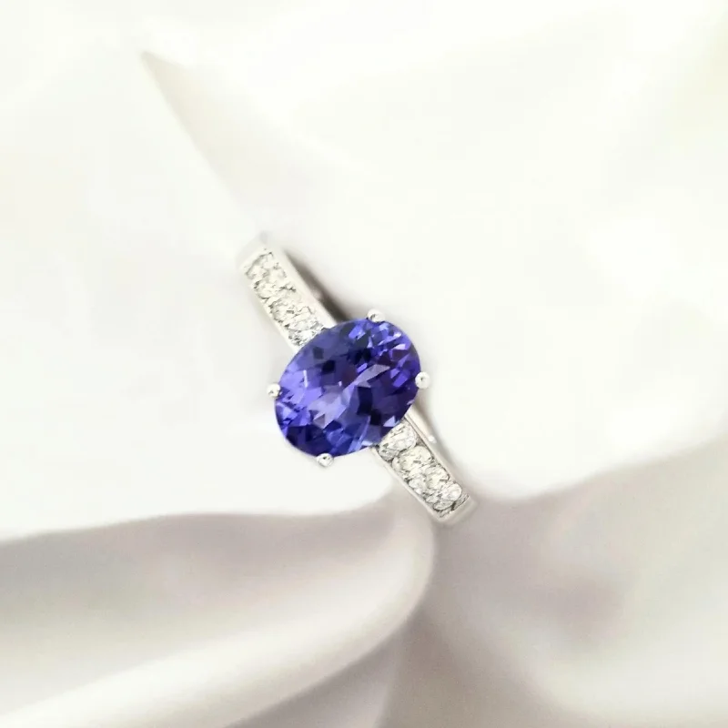 Diamond - Encrusted Women's Rings for Special Occasions in 18K GoldOval Tanzanite Ring with Diamonds Diamond - Encrusted Women's Rings for Special Occasions in 18K GoldOval Tanzanite Ring with Diamonds