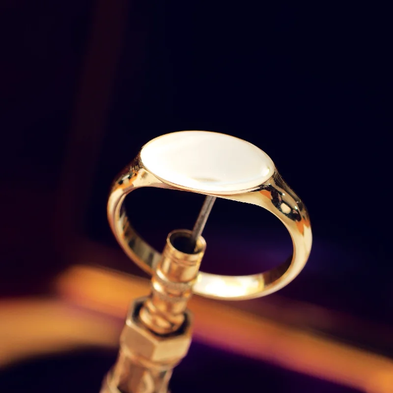 Minimalist Women's Rings with a Single Pearl in 14K Gold - Plated BandsAntique Style 9ct Gold Signet Ring Minimalist Women's Rings with a Single Pearl in 14K Gold - Plated BandsAntique Style 9ct Gold Signet Ring