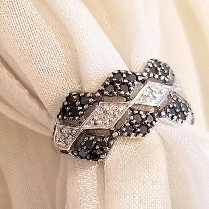 Silicone Women's Rings for a Comfortable and Durable OptionBlack and White Diamonds Zigzag Ring Silicone Women's Rings for a Comfortable and Durable OptionBlack and White Diamonds Zigzag Ring