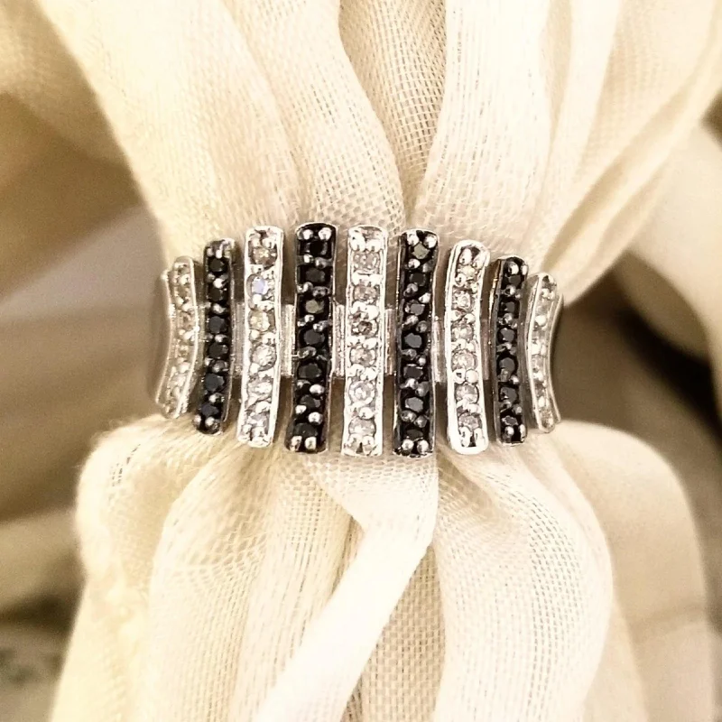 Tennis - Style Women's Rings with a Row of Round Diamonds in Platinum9kt White Gold Ring with Black and White Diamonds Tennis - Style Women's Rings with a Row of Round Diamonds in Platinum9kt White Gold Ring with Black and White Diamonds
